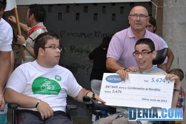 La solidaridad de Cholet trae a Dénia 5.474 euros en bicicleta 21 Llegada de los ciclistas de la carrera solidaria Cholet Dénia 20