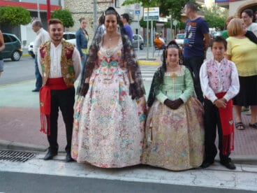 Los cargos de la Falla saladar reciben a la procesión del Corpus
