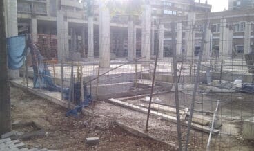 Obras inacabadas de un edificio en la Calle La Vía de Dénia