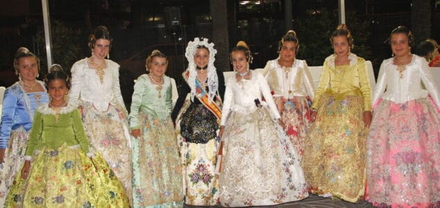 Paloma y su corte en la Ofrenda de Alicante