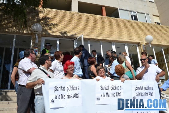 Protestas ante la llegada del conseller Llombart a Dénia