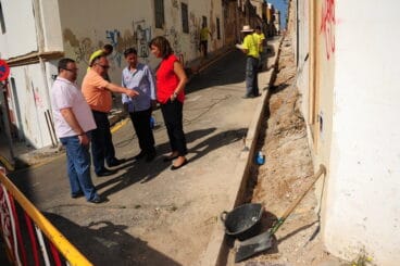 Alumnos del Plan de formación y empleo trabajan en las obras de la calle Trinquet