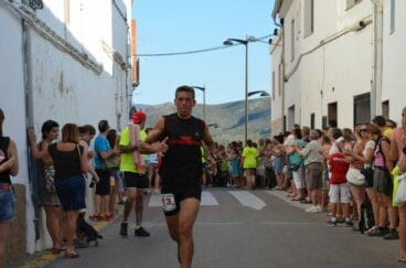 Corredor del equip Twinner Esports Colau en la Asics Trail Series de Chulilla