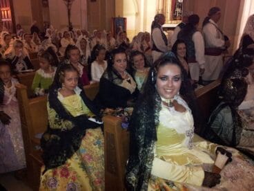 Corte de honor de la Fallera Mayor de Dénia en la misa de San Vicente del Raspeig