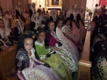Corte de la Fallera Mayor Infantil de Dénia en la misa de San Vicente del Raspeig