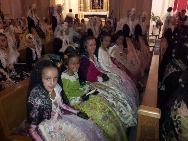 Corte de la Fallera Mayor Infantil de Dénia en la misa de San Vicente del Raspeig