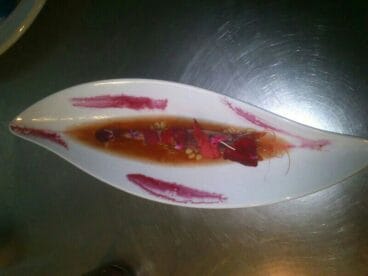 El cocinero de Dénia Quique Dacosta clausura el curso de la UNED de Dénia bajo el título Gamba Roja recursos de las zonas turísticas, gamba roja de Dénia con pétalos de rosa