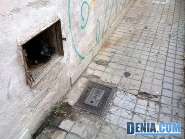 Estado de las aceras en la Calle Calderón de Dénia