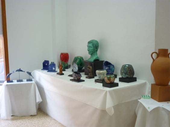 Exposición de piezas de cerámica en la Sala de Exposiciones Champagnat