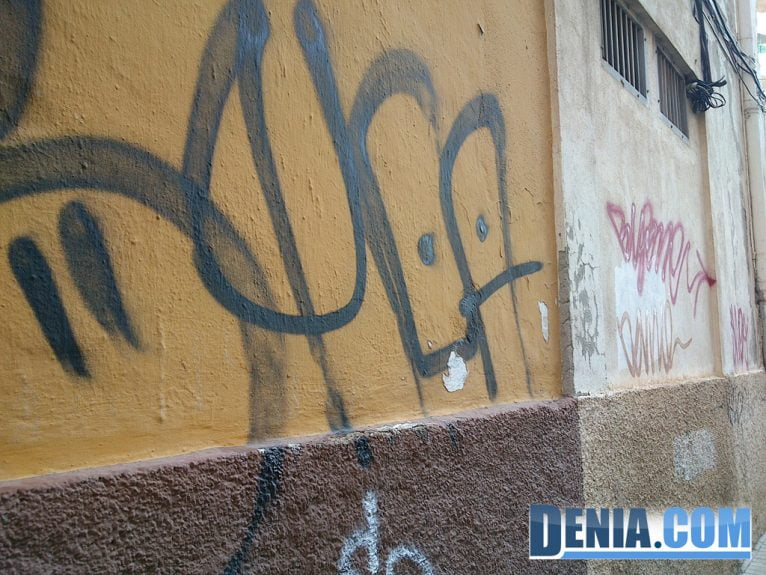 Fachadas llenas de graffittis en la calle Calderón