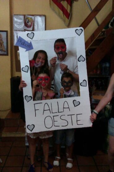 Fiesta del primer premio de carrozas en la Falla Oeste