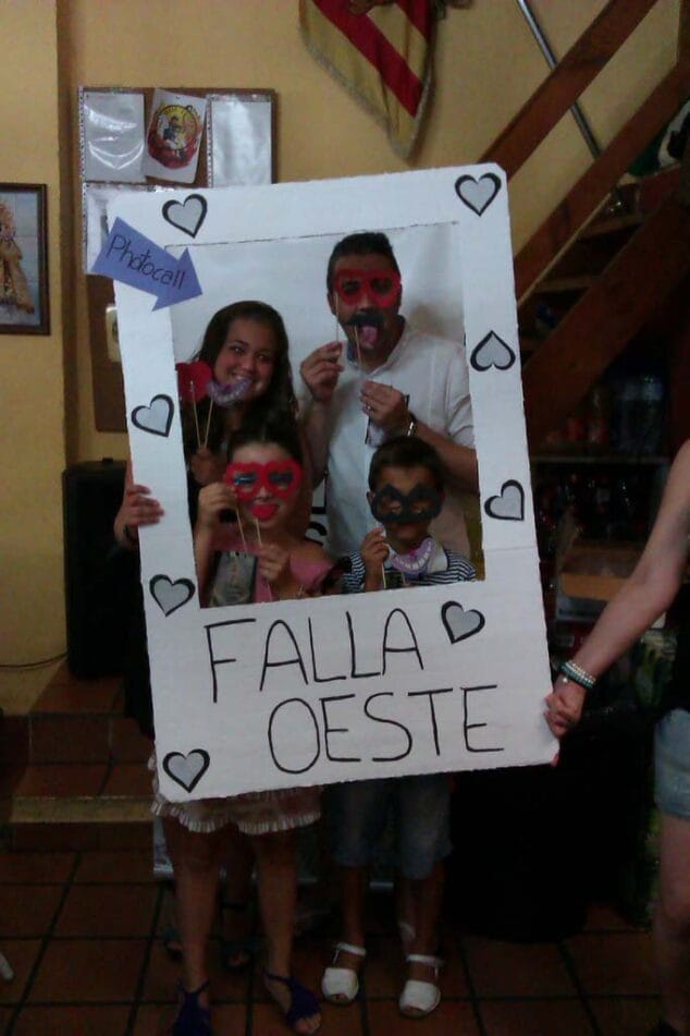 Fiesta del primer premio de carrozas en la Falla Oeste