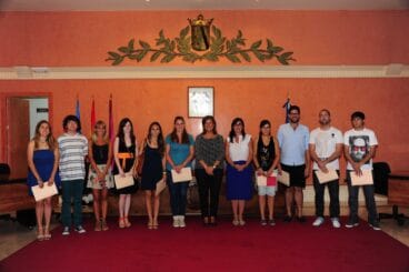 Firma decretos adjudicacion becas formacion a universitarios durante el verano 2013