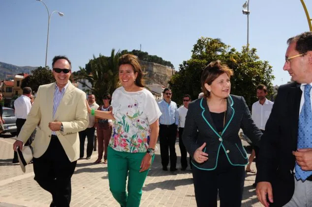 La Alcaldesa de Dénia Ana Kringe junto con la Consellera de Infraestructura Isabel Bonig en la inauguración del Paseo del Mollet de España