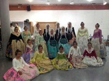 Las Falleras Mayores de Dénia con las máximas representantes de la fiesta de San Vicente del Raspeig 01