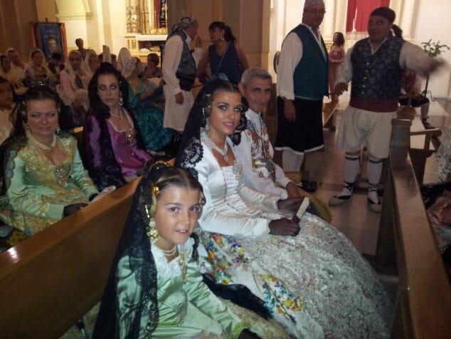 Las Falleras Mayores de Dénia en la misa de San Vicente del Raspeig