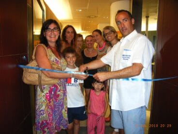 Maria Mut concejala de Disciplina Urbanísitica de Dénia inaugura el Mercadillo Solidario de Manos Unidas funto a Gonzalo Monfort presidente de Manos Unidas Dénia