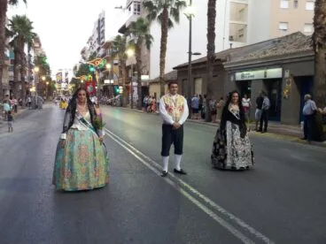 Miembros de la Junta Local Fallera en la ofrenda de San Vicente