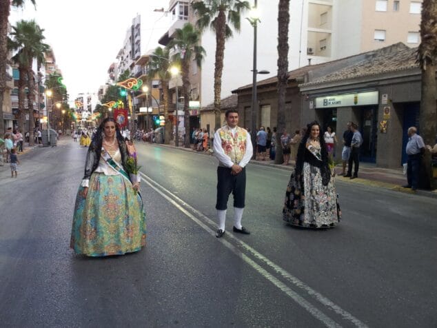 Miembros de la Junta Local Fallera en la ofrenda de San Vicente