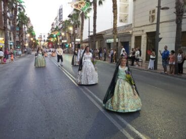 Paloma Mengual y Sara Femenía en la ofrenda de flores de San Vicente