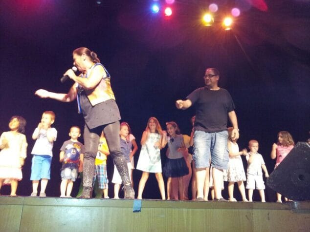 Paloma y parte de su corte junto a Teresa Rabal en Dénia