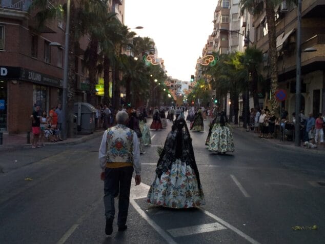 Participación de las Falleras Mayores de Dénia en la ofrenda de San Vicente del Raspeig
