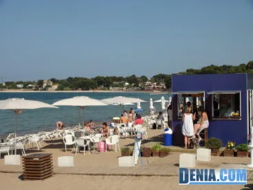 Playa de la Marineta Cassiana, Dénia mes de julio, verano 2013 Chiringuito en la playa