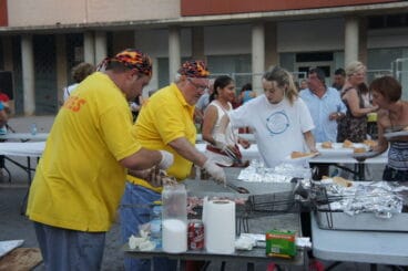 Preparación de la barbacoa solidaria de Ludai