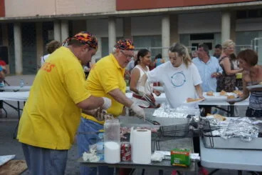 Preparación de la barbacoa solidaria de Ludai