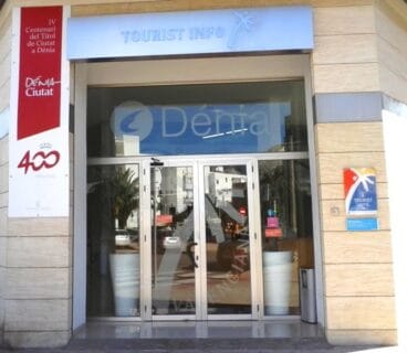 Un equipo televisivo sueco graba imágenes de Dénia para un programa sobre turismo