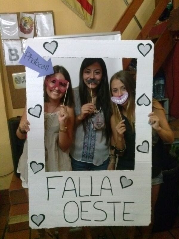 Varias falleras del Oeste celebran el primer premio de carrozas