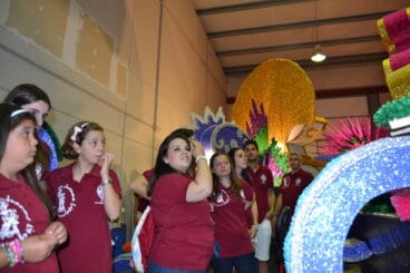 Visita de las FFMM de Dénia y sus cortes a las carrozas