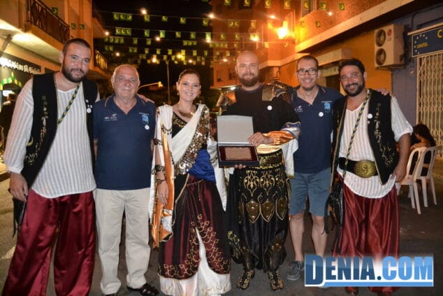 01 Los representantes de Sant Roc entregan una placa a los cargos moros 2013