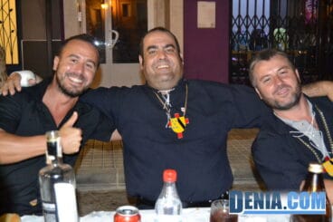 Miembros de la filà deniers en la recepción de la capitanía cristiana