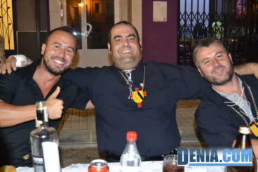 Miembros de la filà deniers en la recepción de la capitanía cristiana