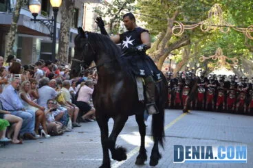 Desfile de gala de Moros y Cristianos Dénia 2013 – Filà Hospitalaris