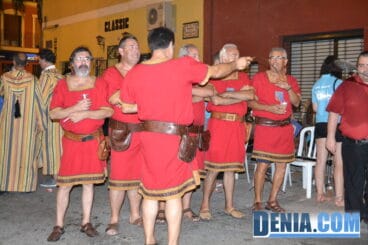 Festeros de la Filà Mozàrabes desfilan en la recepción de la capitanía cristiana