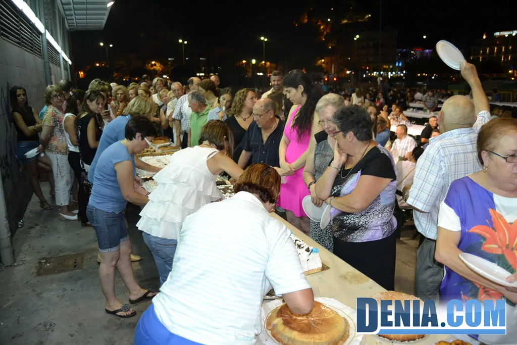 Reparto de tartas en la Cena de Asociaciones de Dénia