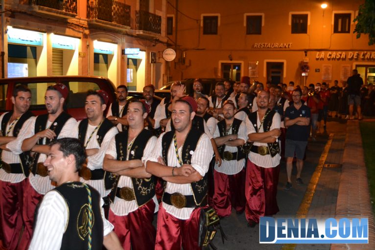Desfile de festeros por las calles de Dénia