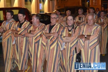 Miembros de la Filà Wallies en la entraeta de la recepción mora