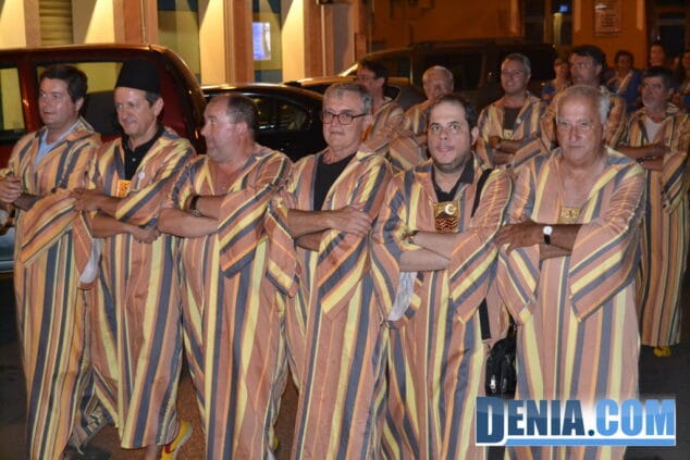 19 Miembros de la Filà Wallies en la entraeta de la recepción mora