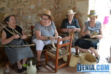 Mujeres preparando cestos en la escaldà de la pansa de Jesús Pobre