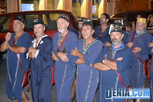 20 Miembros de la Filà Berebers Tuaregs en la entraeta de la recepción mora