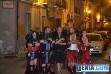 21 Entraeta de festeros por la calle Pare Pere de Dénia