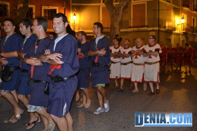 24 Cavallers y Templaris desfilan por las calles de Dénia