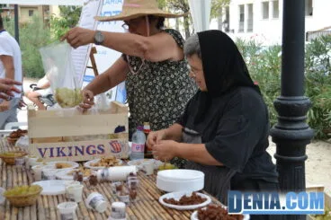 Reparto de uva pasa y moscatel en Jesús Pobre