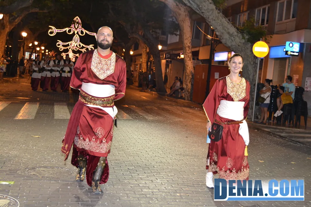 Moros y Cristianos Dénia - Entraeta festera - Capitán y abanderada moros