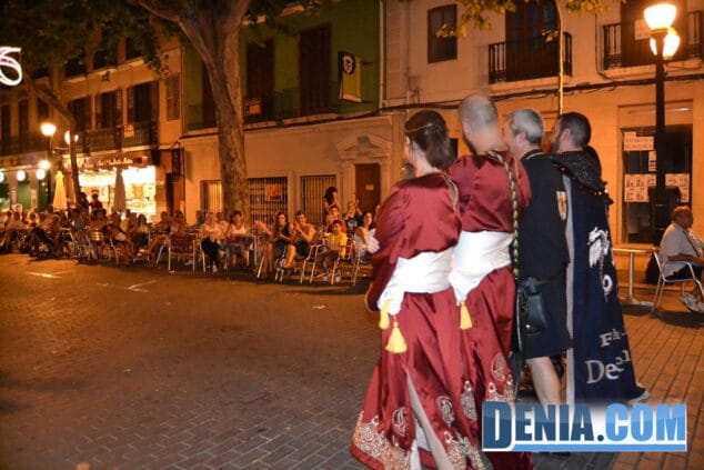 28 El público aplaude a los cargos 2013 durante la entraeta festera por las calles de Dénia