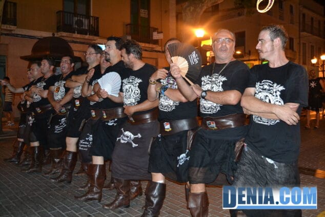 32 Maris Corsaris durante la entraeta festera de la recepción cristiana de Dénia