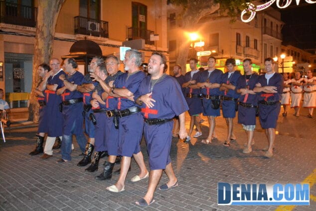34 Cavallers del Men Fot desfilan por la Calle Marqués de Campo